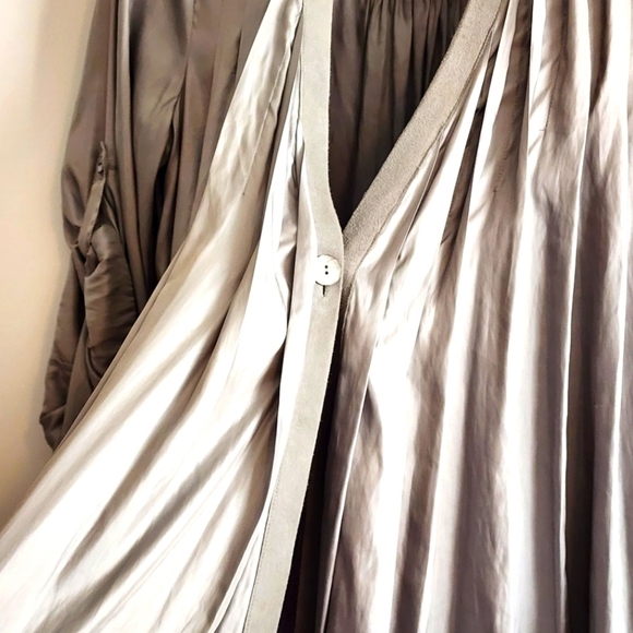 Elizabeth and James Pleated One Button Closure Top - Picture 3 of 6